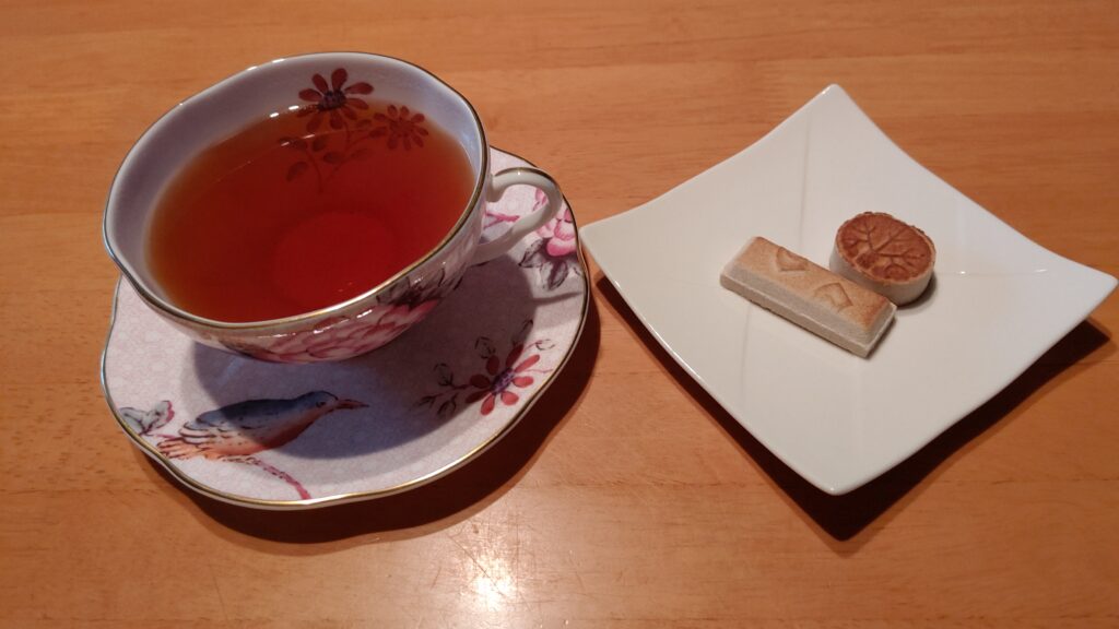 ダージリンセカンドフラッシュと秋田銘菓もろこし