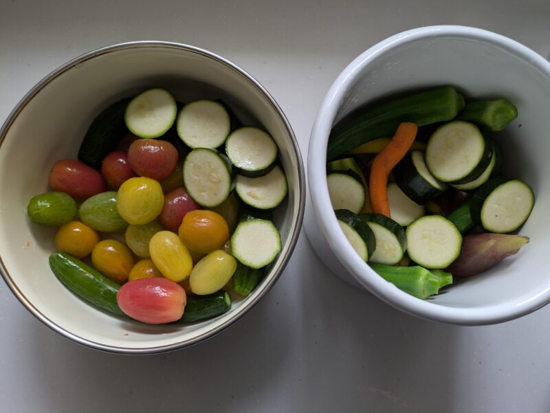 漬物容器に入った小さい夏野菜