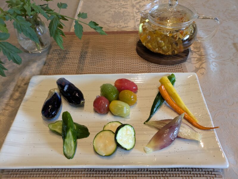 盛り付けた夏野菜のもち米漬け