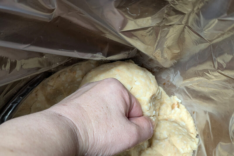 甕に空気を入れないように味噌を仕込む